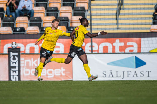 Mjällbys Sam Garyahzon Johnson jublar med Mjällbys Joel