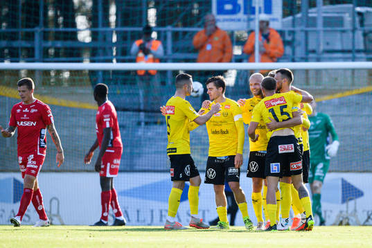 Mjällbys spelare jublar med Joel Nilsson