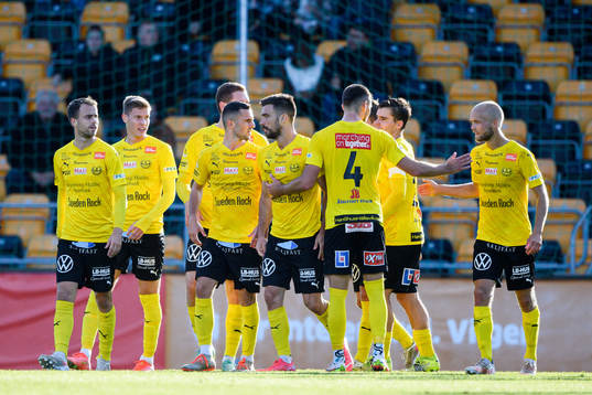 Mjällbys spelare jublar med Kadir Hodzic