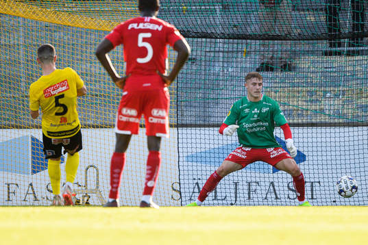 Mjällbys Kadir Hodzic gör 4-0 på straff bakom Elfsborgs