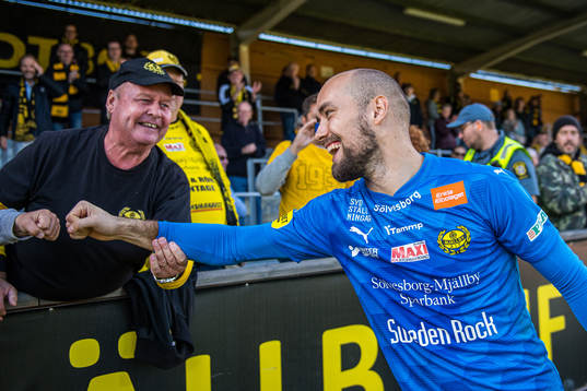 Mjällbys målvakt Carl-Johan Eriksson jublar med supportrar