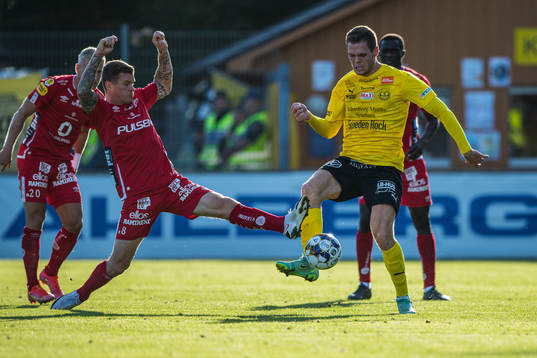 Elfsborgs Samuel Holmén  och Mjällbys Jacob Bergström