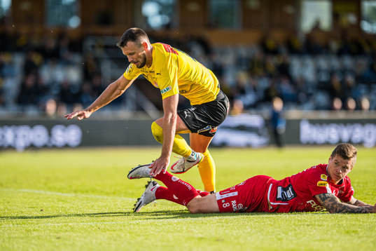 Mjällbys Max Watson  och Elfsborgs Samuel Holmén