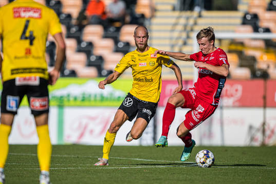 Elfsborgs Jeppe Møldrup Okkels  och Mjällbys Viktor