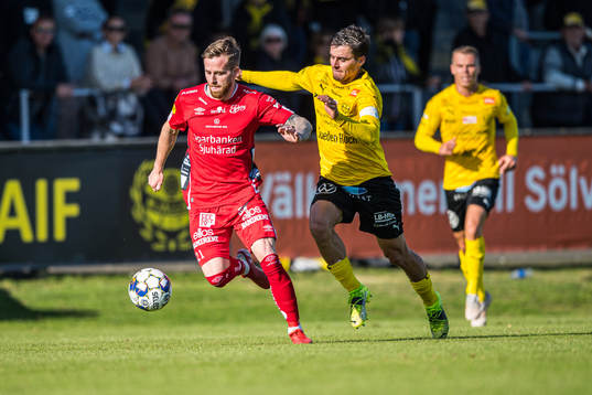 Elfsborgs Rasmus Alm och Mjällbys Joel Nilsson