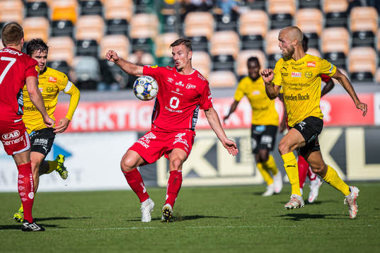 Elfsborgs Simon Olsson och Mjällbys Viktor Gustafson