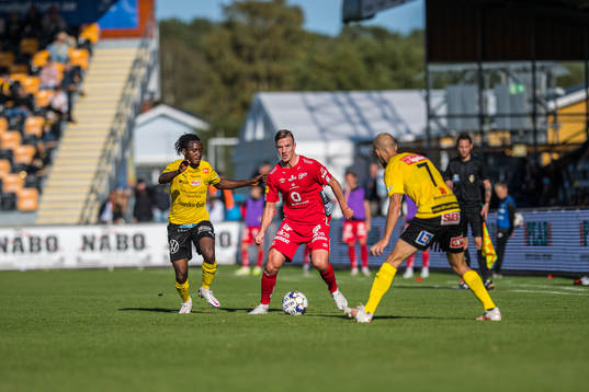 Elfsborgs Simon Olsson  och Mjällbys Mamudu Moro  och