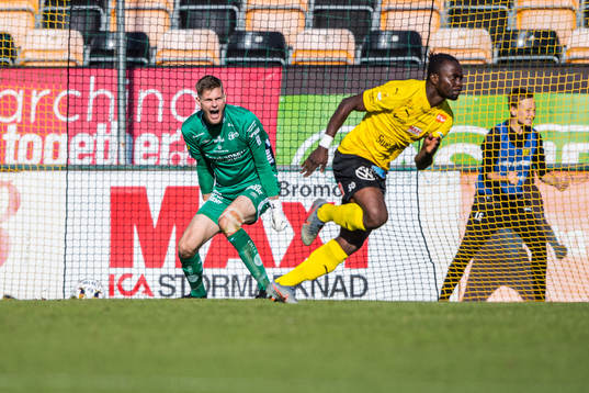 Elfsborgs målvakt Tim Rönning reagerar