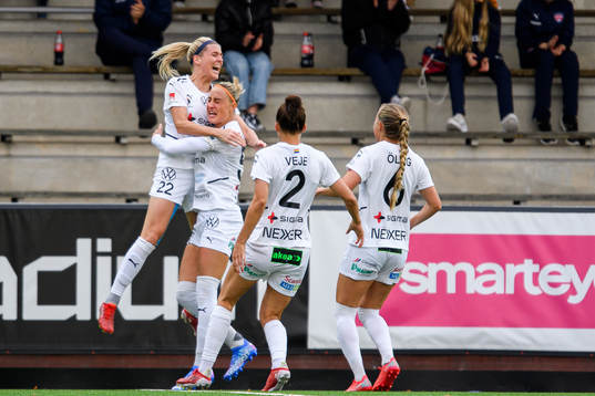 Rosengårds Olivia Schough och Sanne Troelsgaard jublar