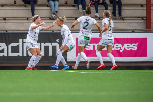 Rosengårds Olivia Schough och Sanne Troelsgaard jublar