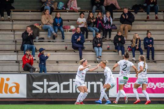 Rosengårds Olivia Schough och Sanne Troelsgaard jublar