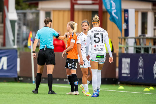 Domare Lovisa Johansson samspråk med Rosengårds Loreta
