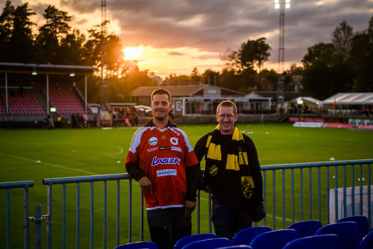 Supportrar åt Degerfors IF och AIK på Stora Valla