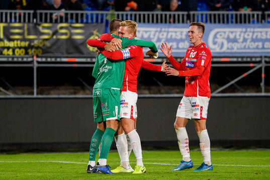 Degerfors spelare jublar med målvakt Alfie Malik Whiteman