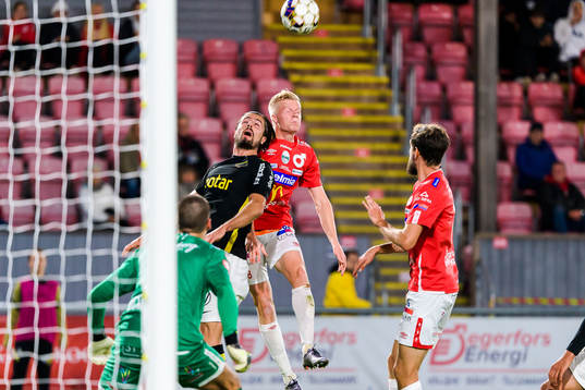 s Zachary Elbouzedi och Degerfors Karl Axel Lindahl