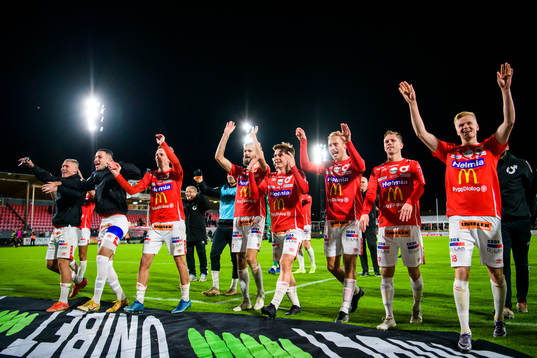Degerfors spelare jublar och tackar publiken