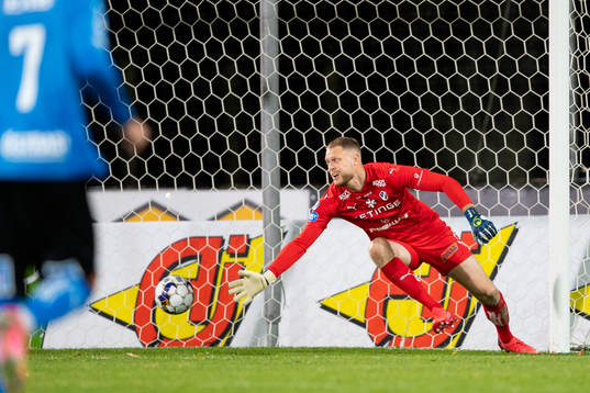 Halmstads målvakt Malkolm Nilsson Säfqvist ser bollen gå