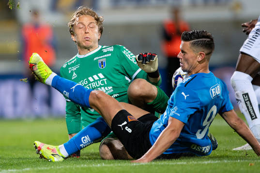 Sirius målvakt August Ahlin och Halmstads Marcus Antonsson
