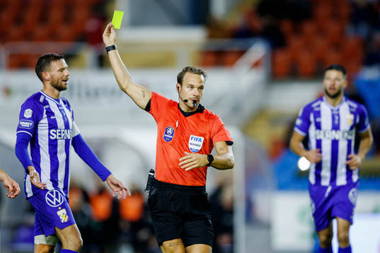 IFK Göteborgs Marcus Berg får en varning av domare