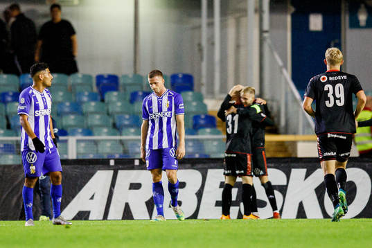 IFK Göteborgs Hosam Aiesh och Calle Johansson deppar