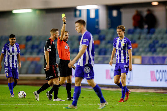 IFK Göteborgs August Erlingmark får en varning