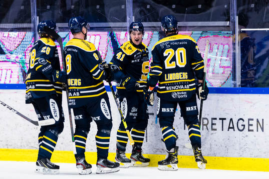 Södertäljes Colin Smith gör 2-1 och jublar med