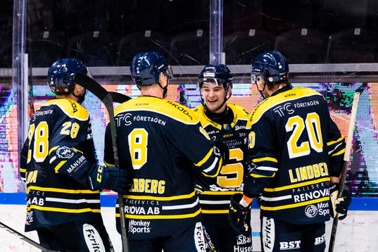 Södertäljes Colin Smith gör 2-1 och jublar med