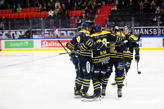 Södertäljes Brett Pollock jublar