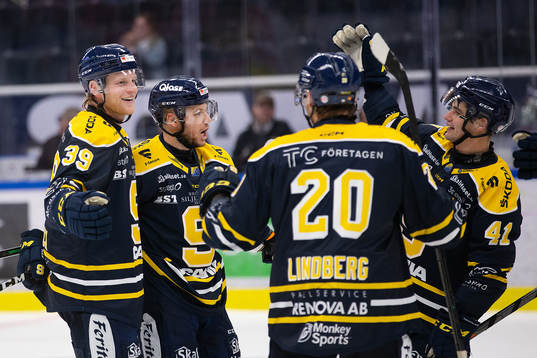 Södertäljes Brett Pollock jublar