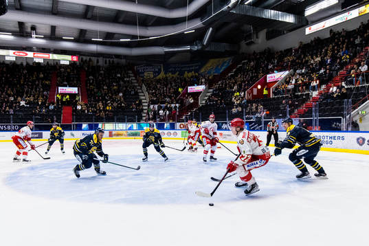 Troja/Ljungbys Carl-Johan Sjögren med puck