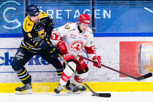 Södertäljes Alexander Anderberg i kamp om pucken med
