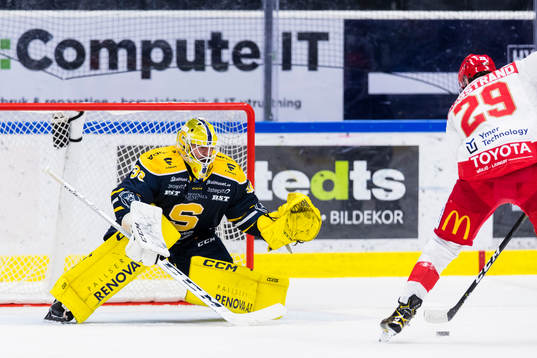 Södertäljes målvakt Fredrik Bergvik räddar ett friläge