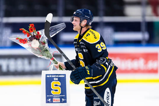 Södertäljes Brett Pollock med priset för matchen lirare