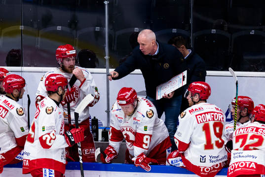 Troja/Ljungbys tränare Roger Forsberg ger direktiv