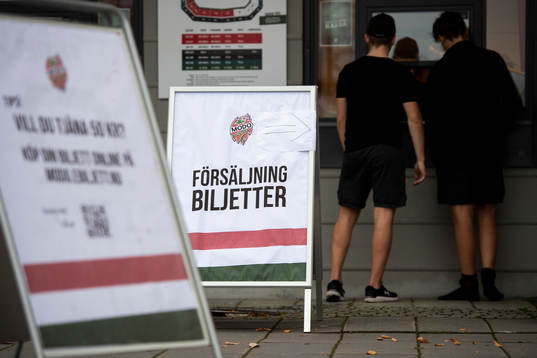 Biljettförsäljning utanför Hägglunds Arena