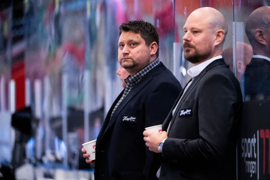 Modos tränare Mattias Karlin och assisterande tränare