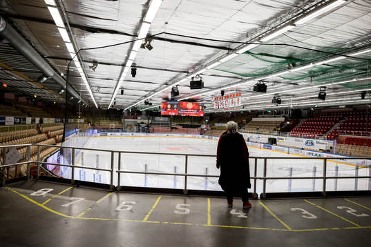 Smidjegrav Arena innan ishockeymatchen i Hockeyallsvenskan