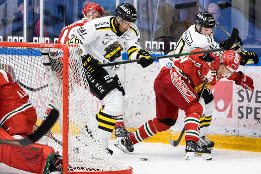 Moras Isak Grarfve och AIKs Oscar Nordunder ishockeymatchen