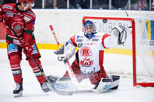 Modos Daniel Sylwander och Västerviks målvakt Henrik