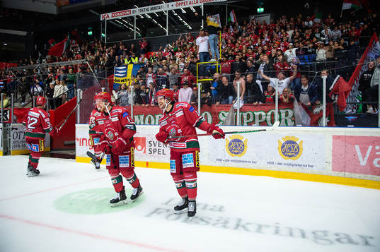 Modos Riley Woods och Tanner Macmaster jublar