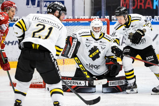 AIKs målvakt Pavel Khomchenko och AIKs Marcus Ahlzén