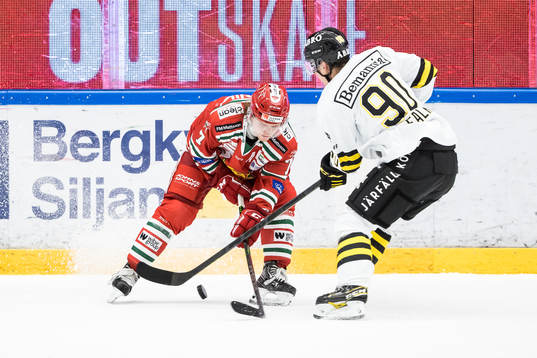 Moras Isak Pantzare och AIKs Sebastian Falk