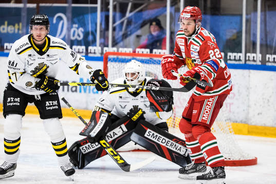 AIKs Filip Windlert och Moras Måns Carlsson framför AIKs