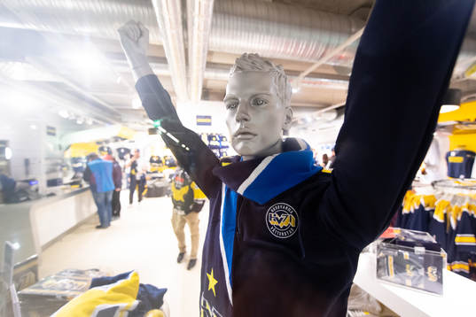 s supportershop innan ishockeymatchen i Hockeyallsvenskan