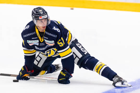 s Marcus Karlström värmer upp innan ishockeymatchen i