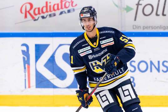 s Marcus Karlström värmer upp innan ishockeymatchen i