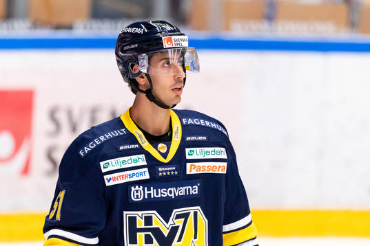 s Marcus Karlström värmer upp innan ishockeymatchen i