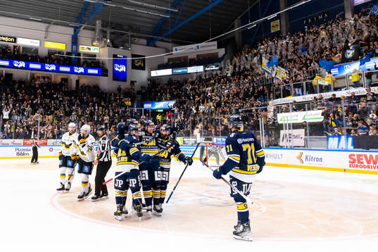 s Simon Önerud jublar med lagkamraterna