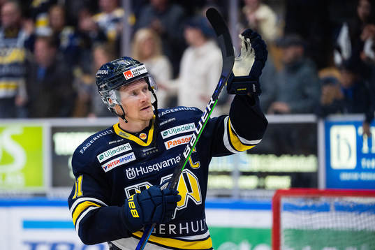 s Simon Önerud jublar