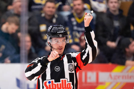 Domare Filip Eriksson tecknar för hög klubba